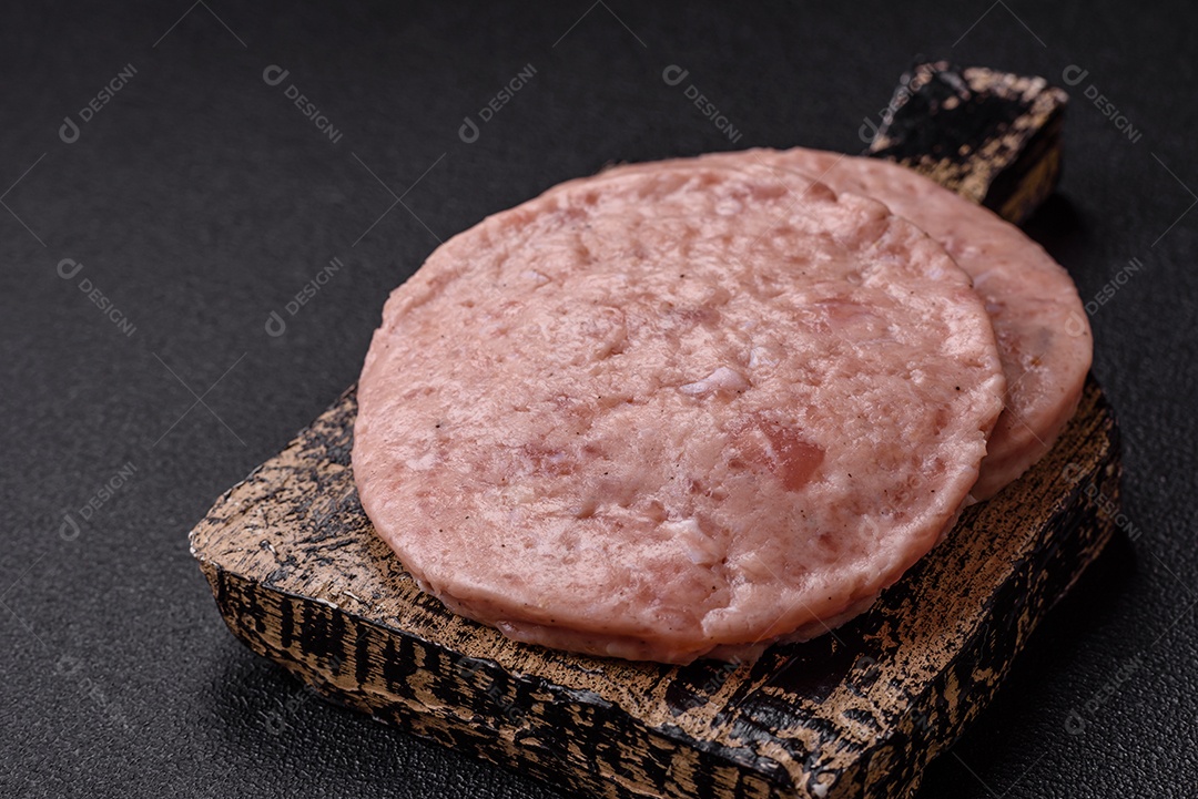 A imagem mostra ingredientes para preparar hambúrgueres de carne moída