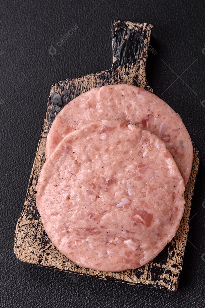 A imagem mostra ingredientes para preparar hambúrgueres de carne moída