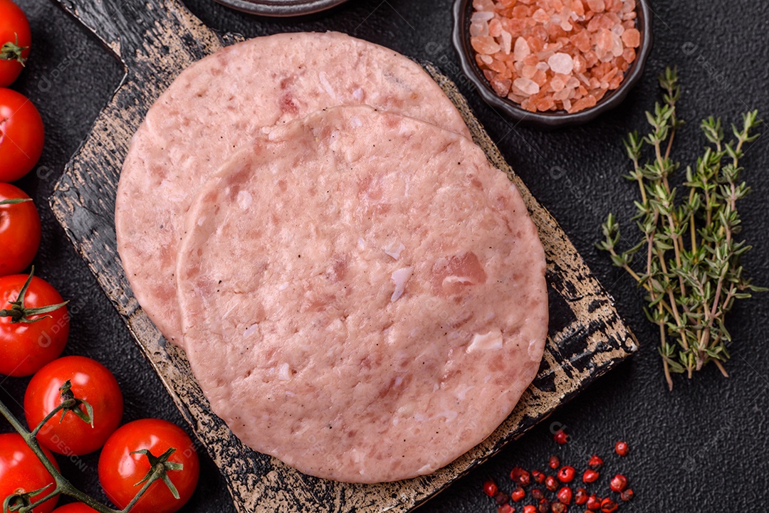 A imagem mostra ingredientes para preparar hambúrgueres de carne moída