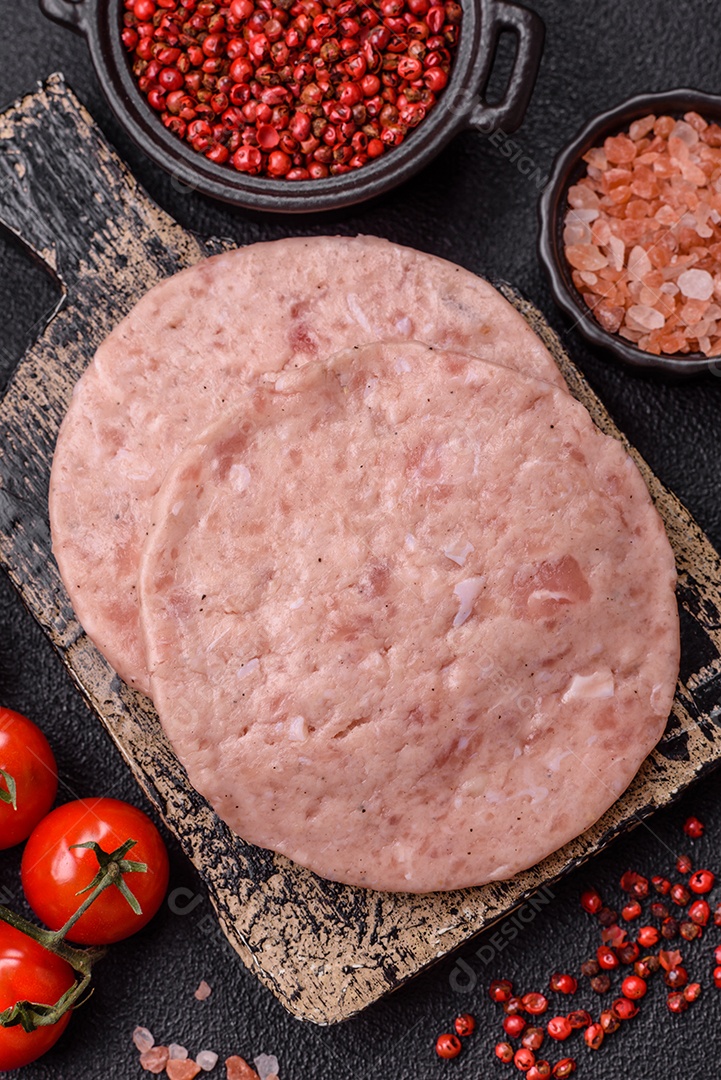 A imagem mostra ingredientes para preparar hambúrgueres de carne moída