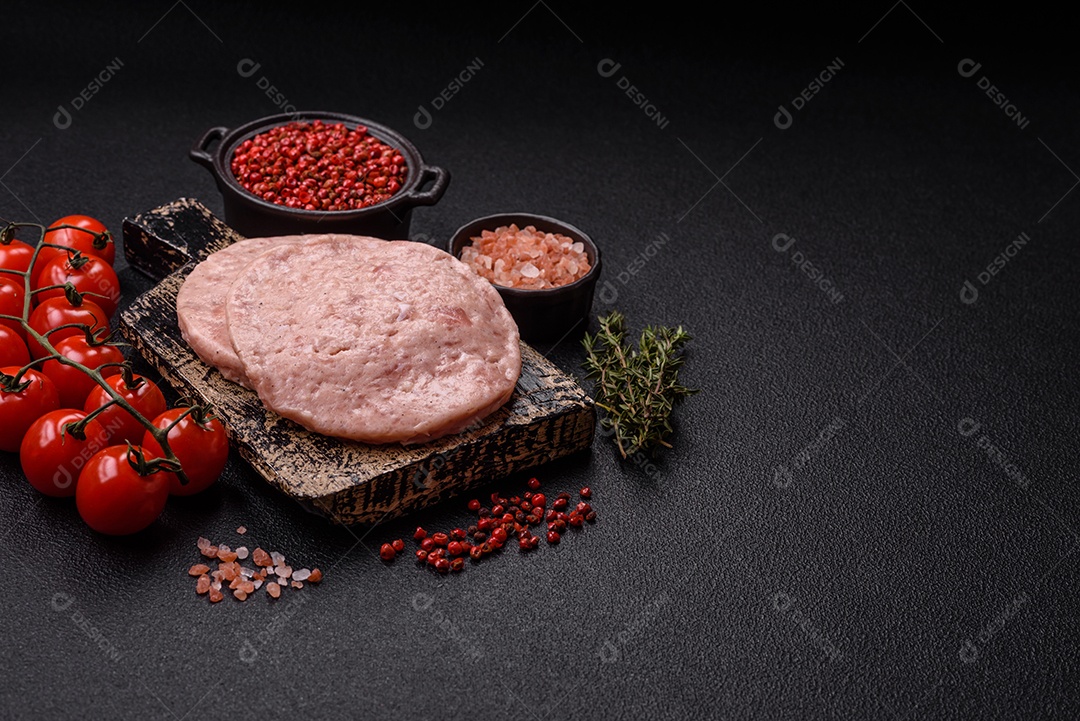 A imagem mostra ingredientes para preparar hambúrgueres de carne moída