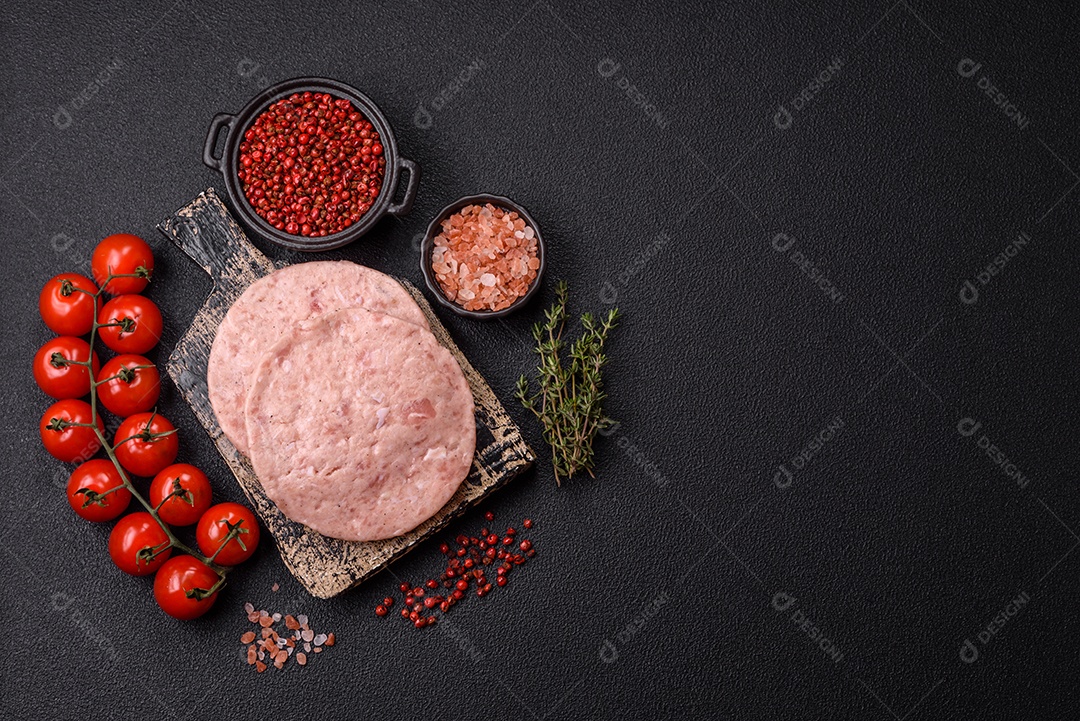 A imagem mostra ingredientes para preparar hambúrgueres de carne moída