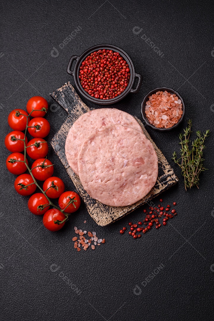 A imagem mostra ingredientes para preparar hambúrgueres de carne moída