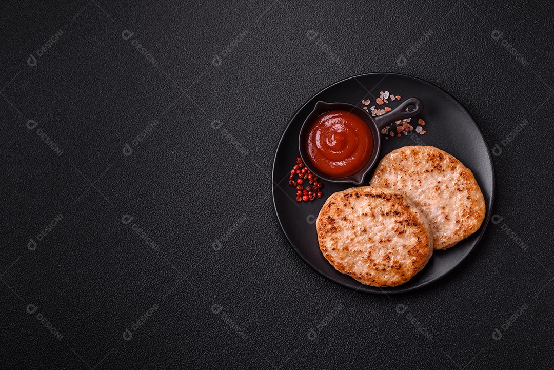 A imagem mostra chuletas de porco grelhadas, acompanhadas de ramos de tomilho e tomates cereja.
