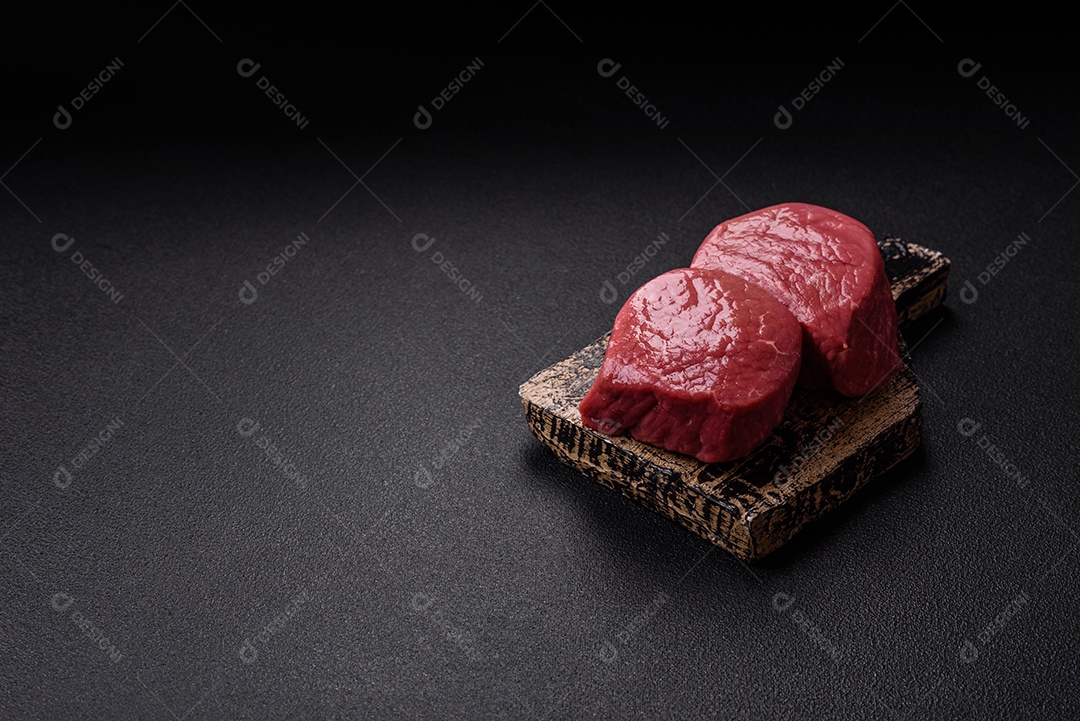 A imagem mostra dois pedaços de carne vermelha crua, que parecem ser filés, provavelmente de Filé Mignon