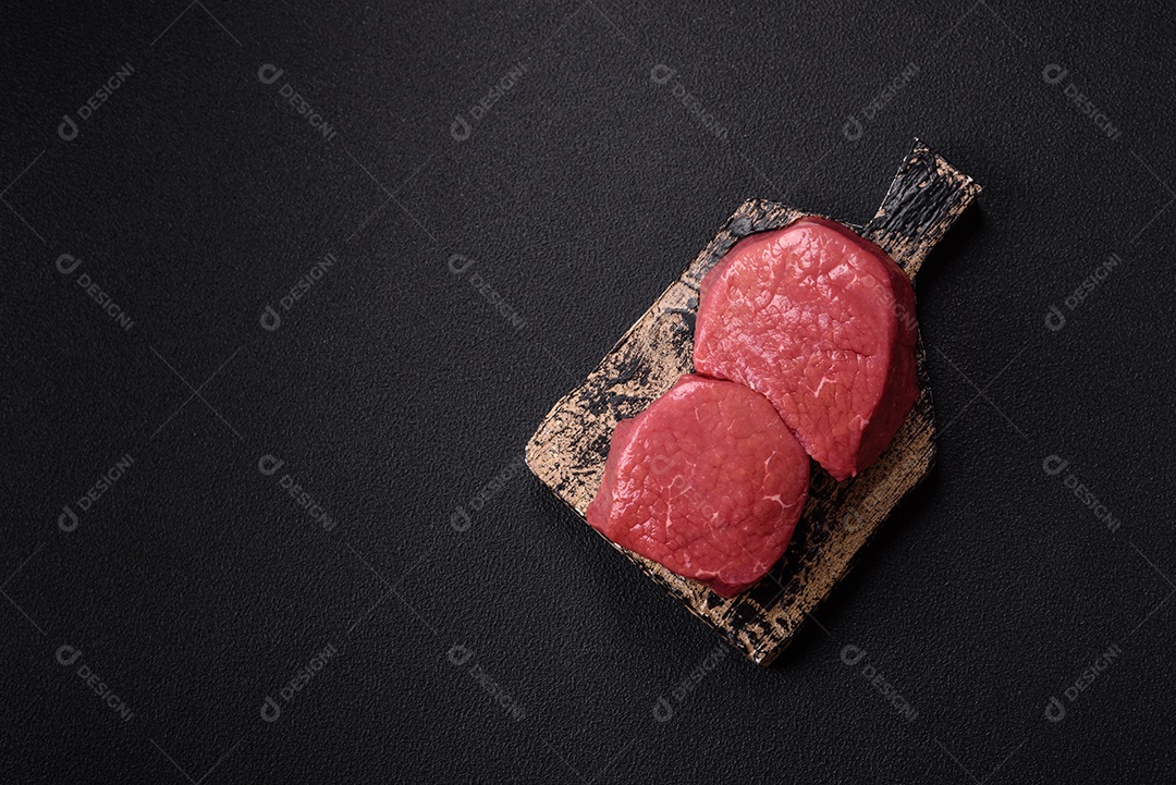 A imagem mostra dois pedaços de carne vermelha crua, que parecem ser filés, provavelmente de Filé Mignon