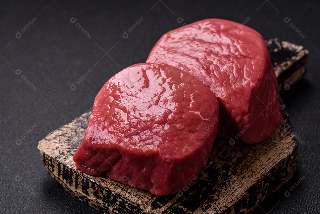 A imagem mostra dois pedaços de carne vermelha crua, que parecem ser filés, provavelmente de Filé Mignon