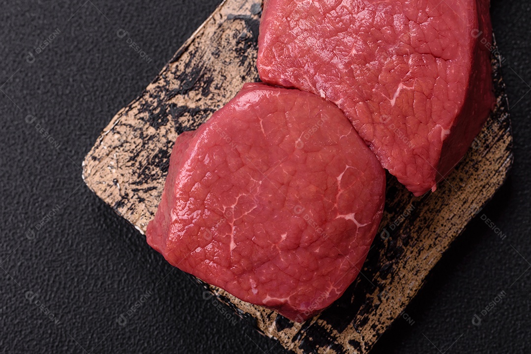 A imagem mostra dois pedaços de carne vermelha crua, que parecem ser filés, provavelmente de Filé Mignon