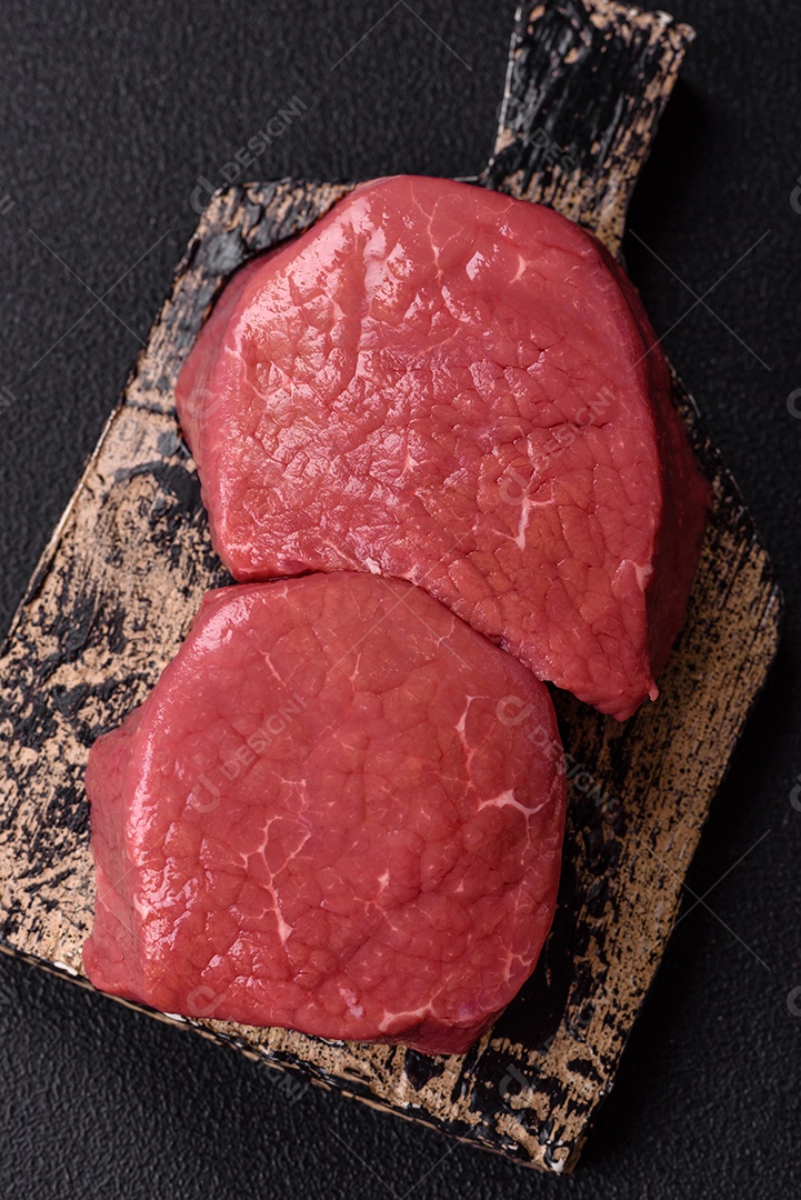 A imagem mostra dois pedaços de carne vermelha crua, que parecem ser filés, provavelmente de Filé Mignon