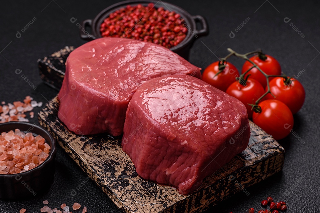 A imagem mostra dois pedaços de carne vermelha crua, que parecem ser filés, provavelmente de Filé Mignon