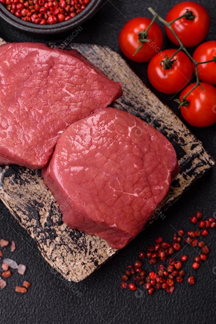 A imagem mostra dois pedaços de carne vermelha crua, que parecem ser filés, provavelmente de Filé Mignon