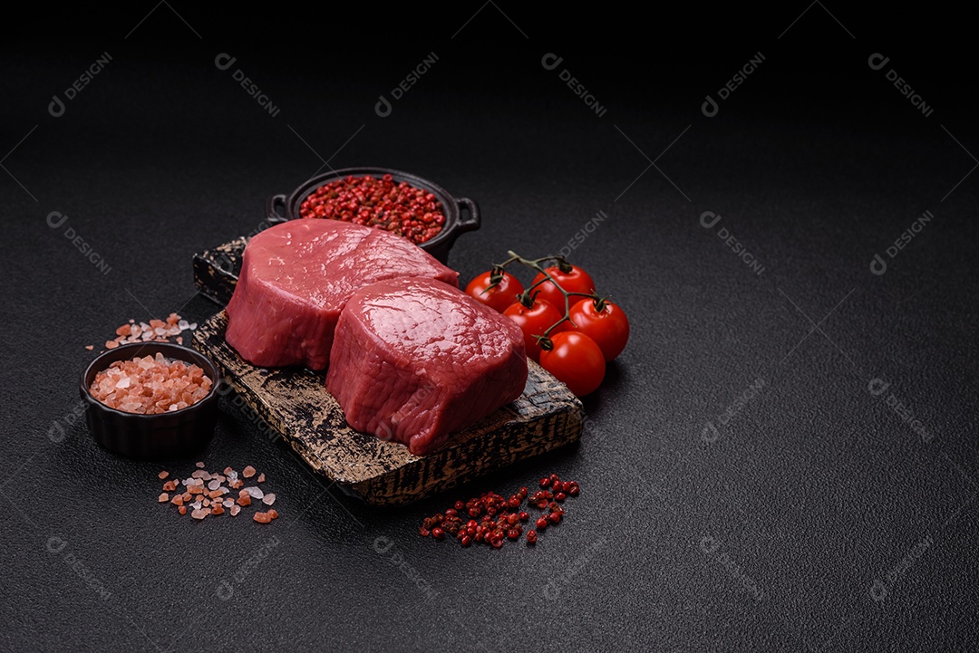 A imagem mostra dois pedaços de carne vermelha crua, que parecem ser filés, provavelmente de Filé Mignon