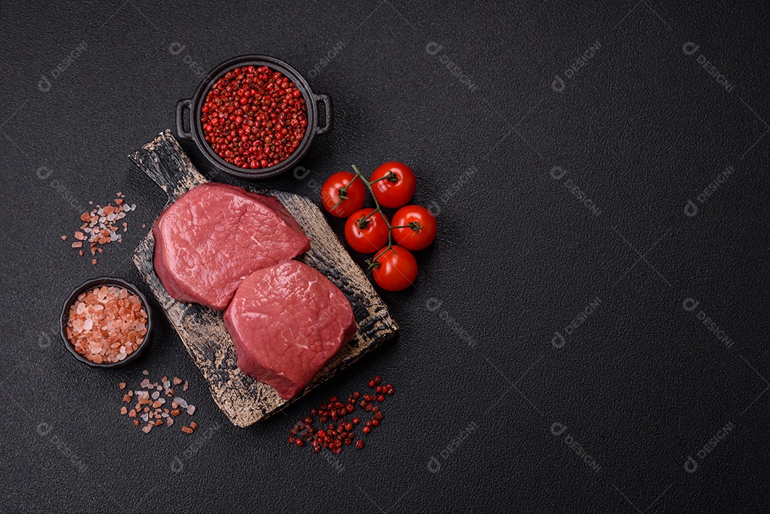 A imagem mostra dois pedaços de carne vermelha crua, que parecem ser filés, provavelmente de Filé Mignon