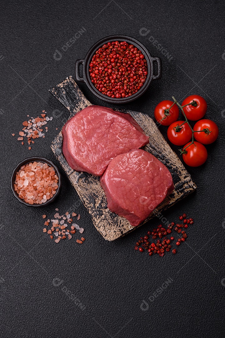 A imagem mostra dois pedaços de carne vermelha crua, que parecem ser filés, provavelmente de Filé Mignon