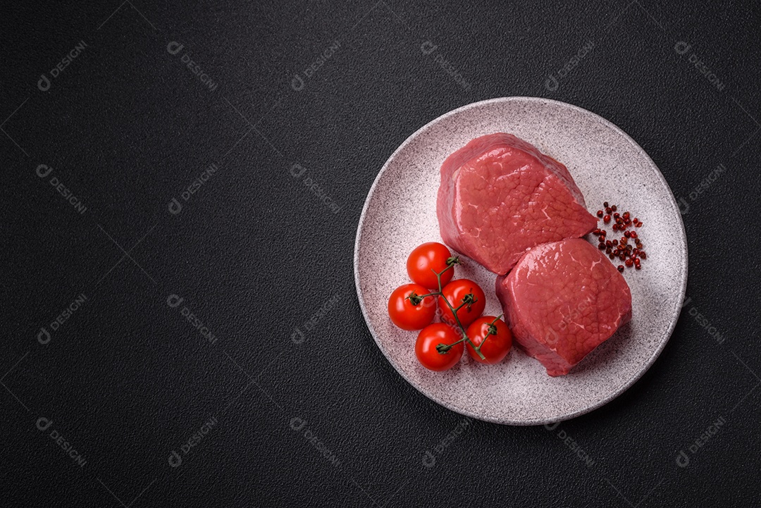 A imagem mostra dois pedaços de carne vermelha crua, que parecem ser filés, provavelmente de Filé Mignon