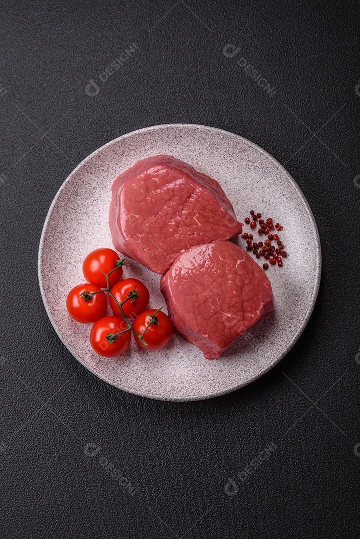 A imagem mostra dois pedaços de carne vermelha crua, que parecem ser filés, provavelmente de Filé Mignon