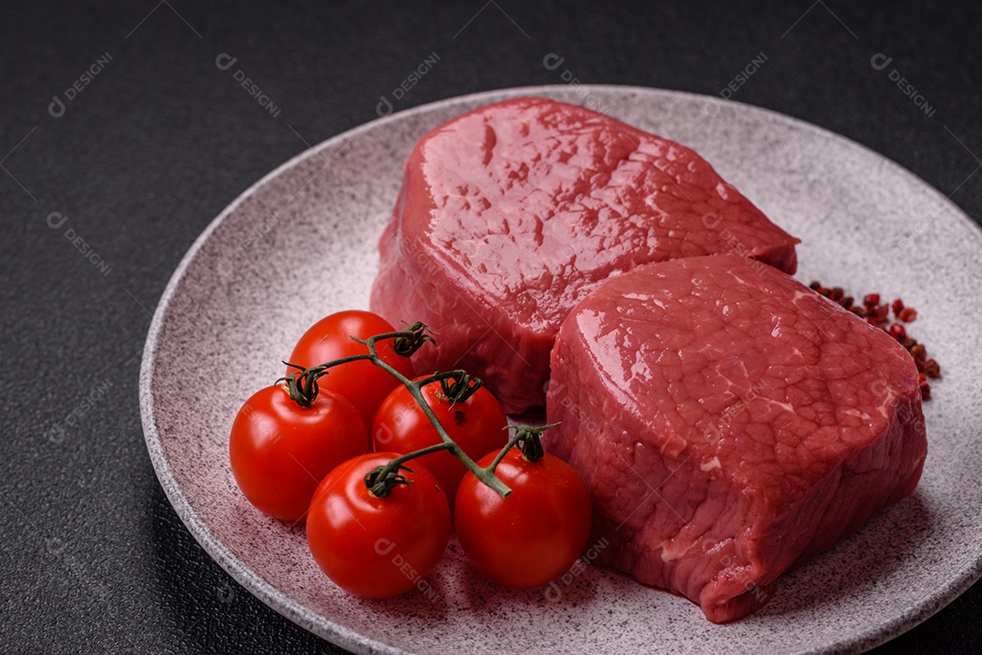 A imagem mostra dois pedaços de carne vermelha crua, que parecem ser filés, provavelmente de Filé Mignon