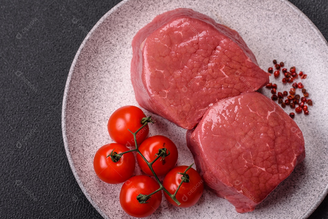 A imagem mostra dois pedaços de carne vermelha crua, que parecem ser filés, provavelmente de Filé Mignon