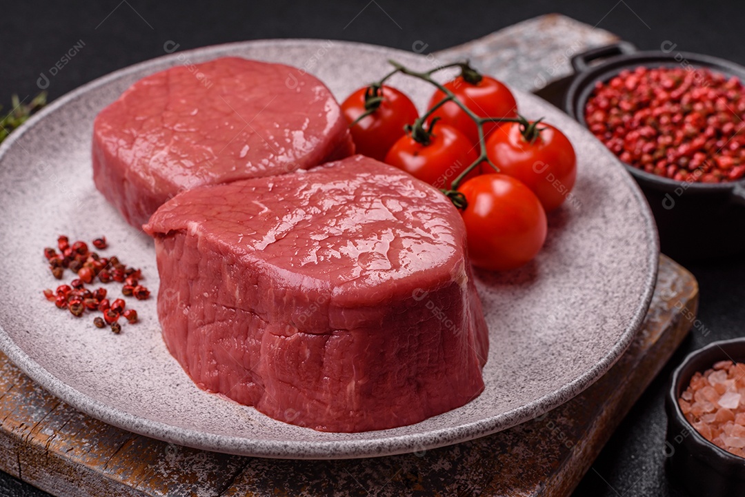 A imagem mostra dois pedaços de carne vermelha crua, que parecem ser filés, provavelmente de Filé Mignon