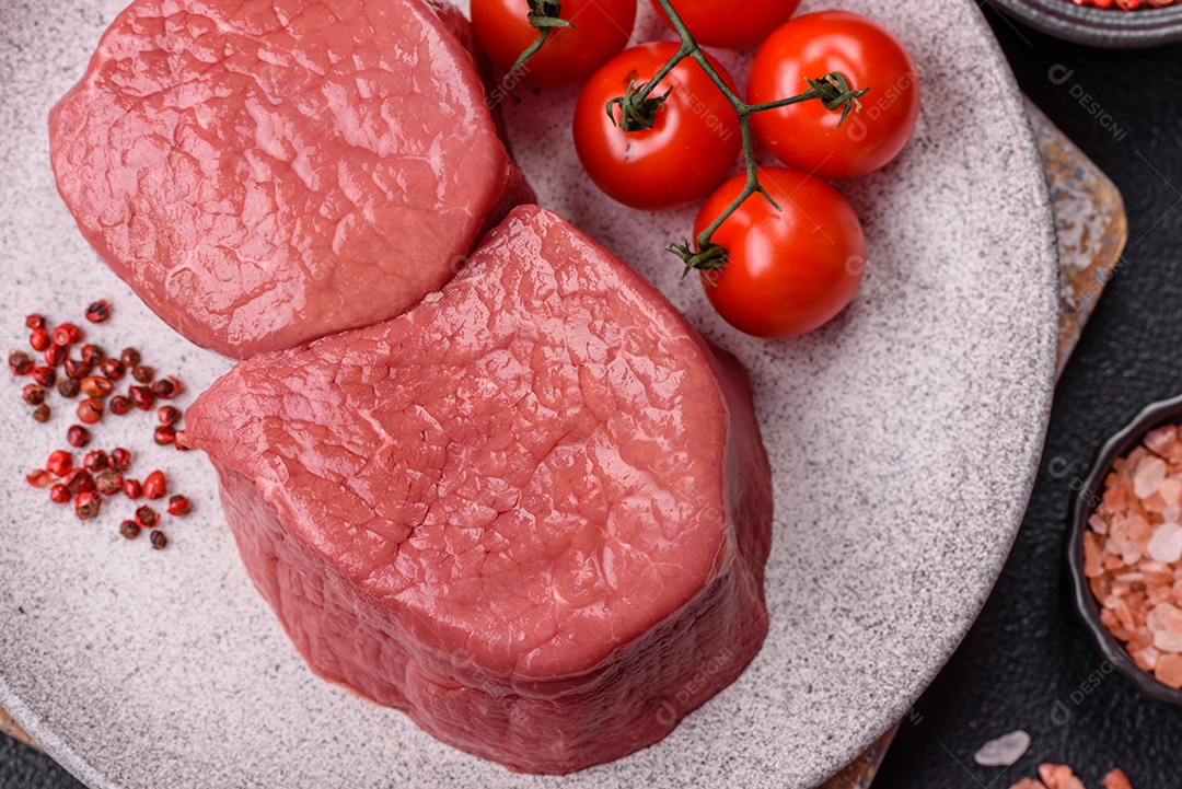 A imagem mostra dois pedaços de carne vermelha crua, que parecem ser filés, provavelmente de Filé Mignon