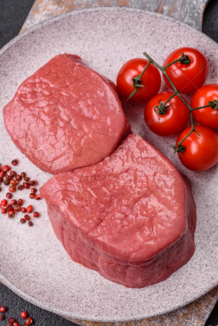 A imagem mostra dois pedaços de carne vermelha crua, que parecem ser filés, provavelmente de Filé Mignon