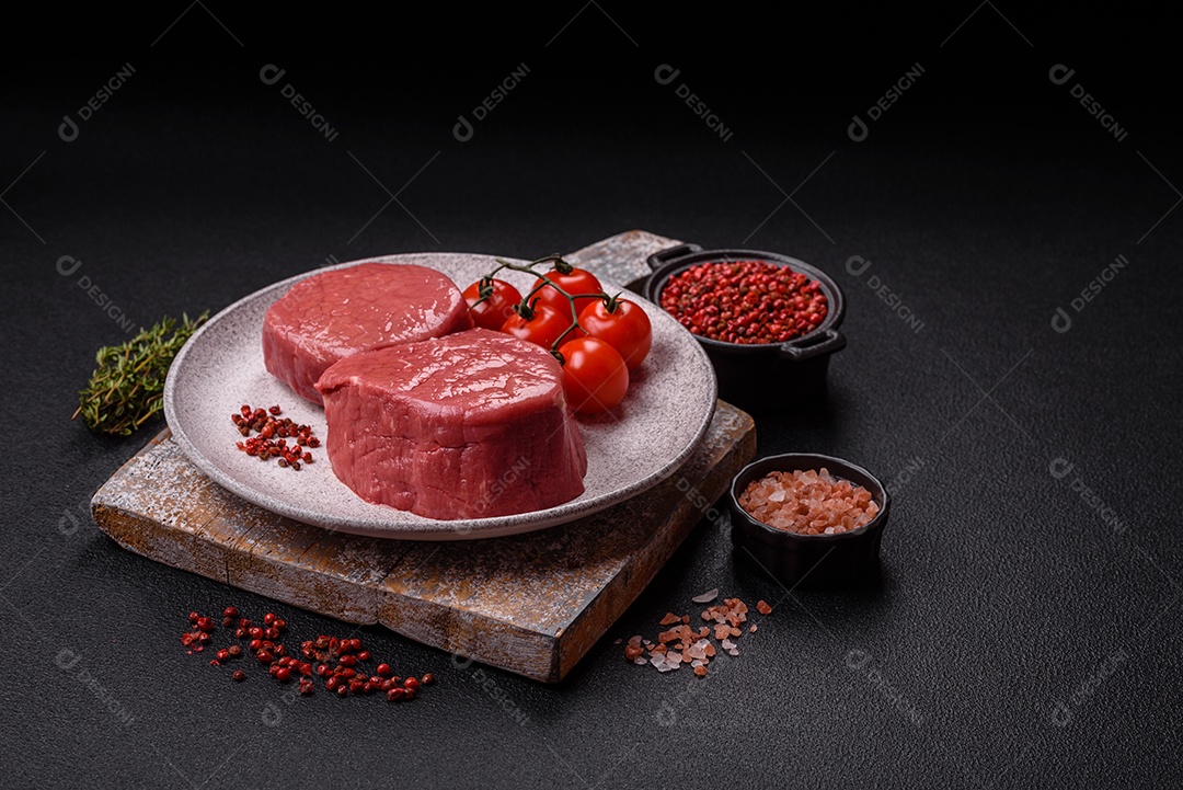 A imagem mostra dois pedaços de carne vermelha crua, que parecem ser filés, provavelmente de Filé Mignon