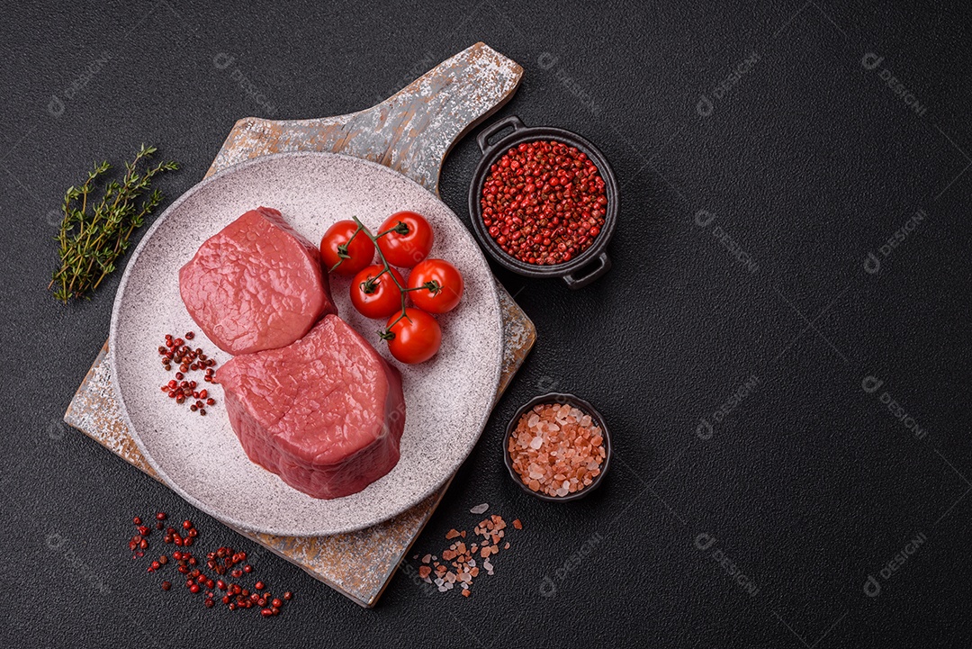 A imagem mostra dois pedaços de carne vermelha crua, que parecem ser filés, provavelmente de Filé Mignon