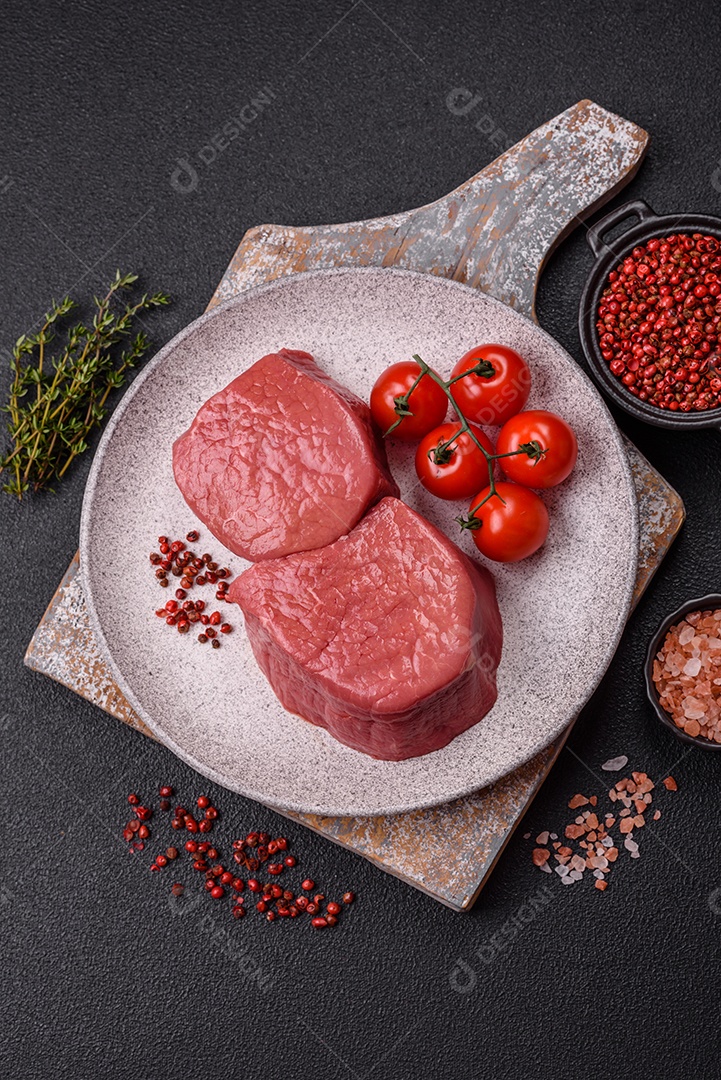 A imagem mostra dois pedaços de carne vermelha crua, que parecem ser filés, provavelmente de Filé Mignon
