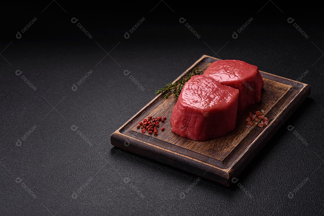 A imagem mostra dois pedaços de carne vermelha crua, que parecem ser filés, provavelmente de Filé Mignon