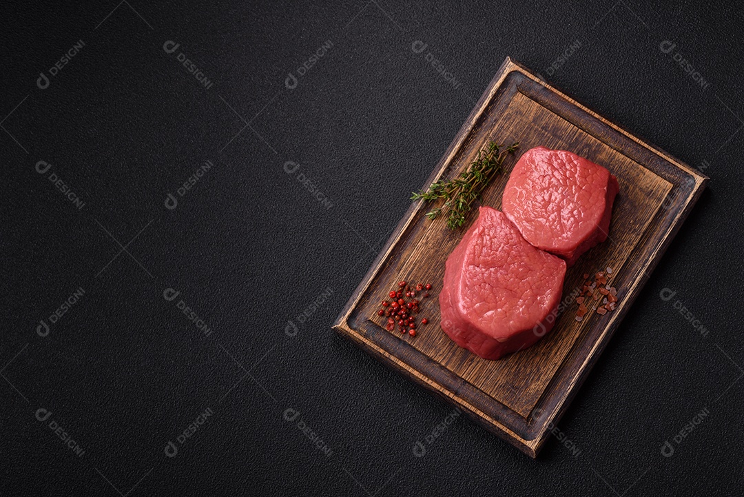 A imagem mostra dois pedaços de carne vermelha crua, que parecem ser filés, provavelmente de Filé Mignon