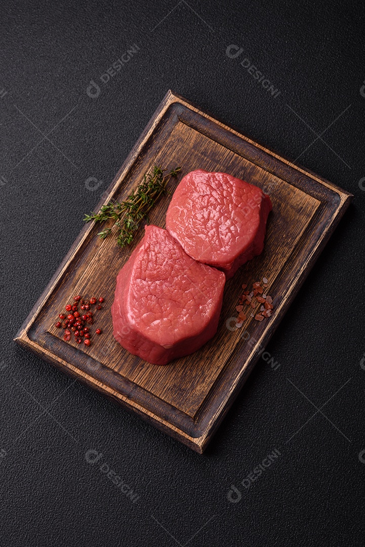 A imagem mostra dois pedaços de carne vermelha crua, que parecem ser filés, provavelmente de Filé Mignon