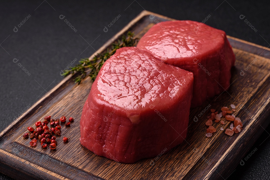 A imagem mostra dois pedaços de carne vermelha crua, que parecem ser filés, provavelmente de Filé Mignon