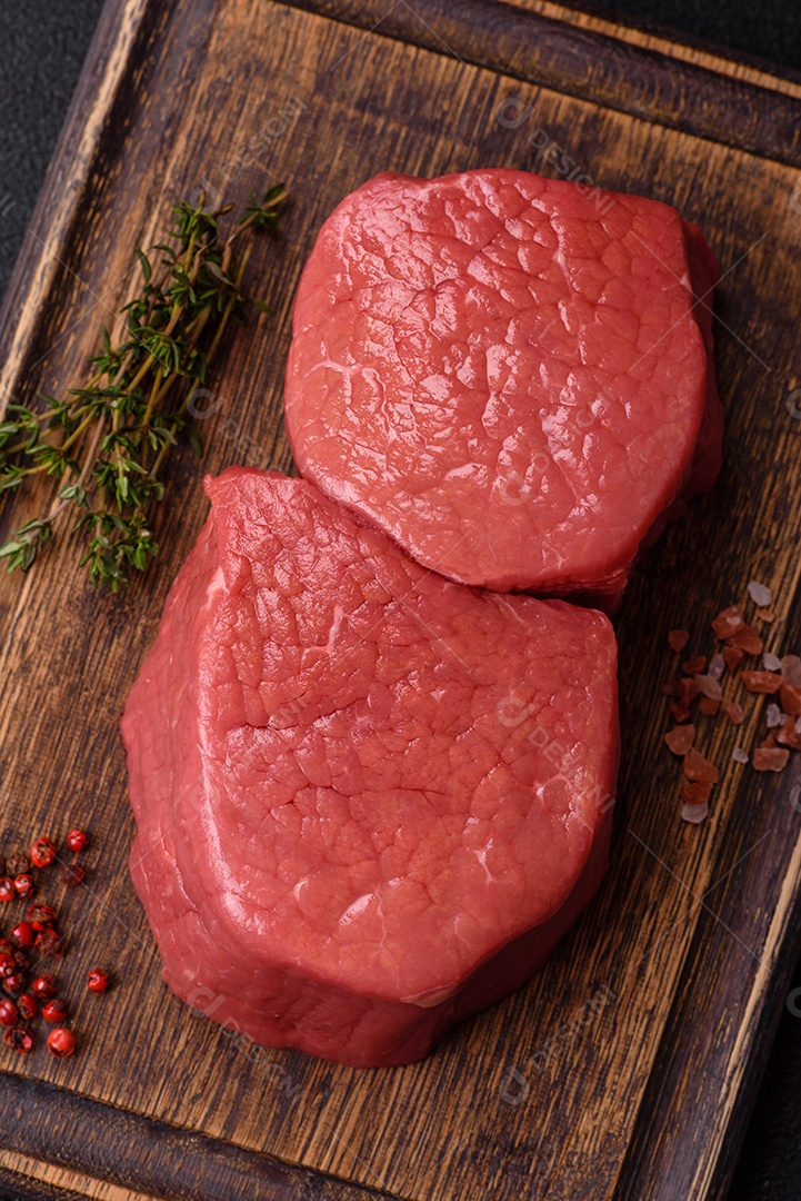 A imagem mostra dois pedaços de carne vermelha crua, que parecem ser filés, provavelmente de Filé Mignon