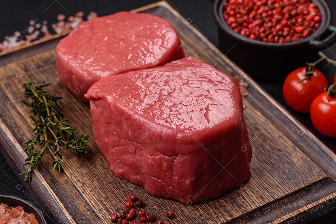 A imagem mostra dois pedaços de carne vermelha crua, que parecem ser filés, provavelmente de Filé Mignon