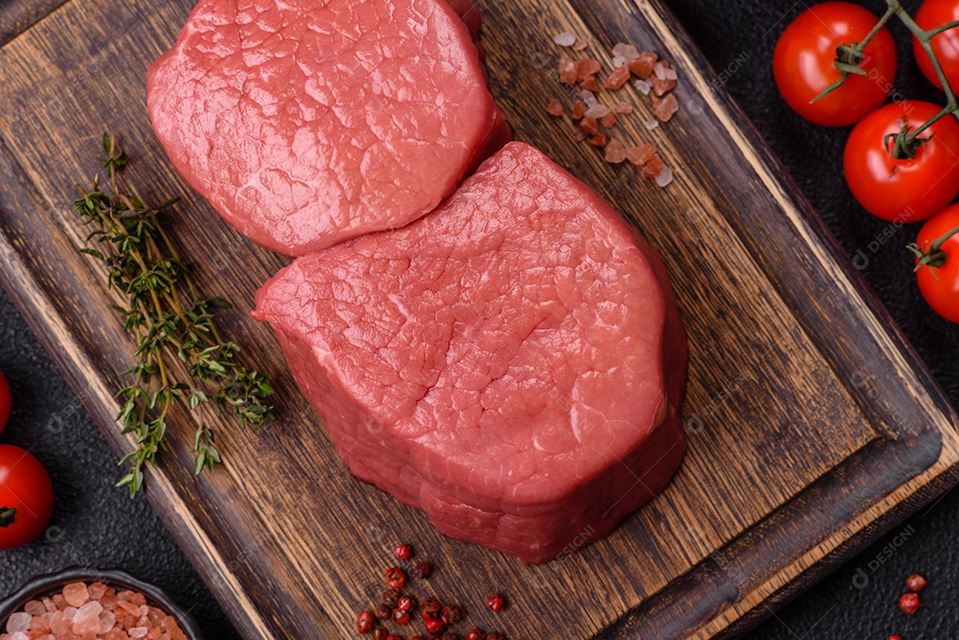 A imagem mostra dois pedaços de carne vermelha crua, que parecem ser filés, provavelmente de Filé Mignon