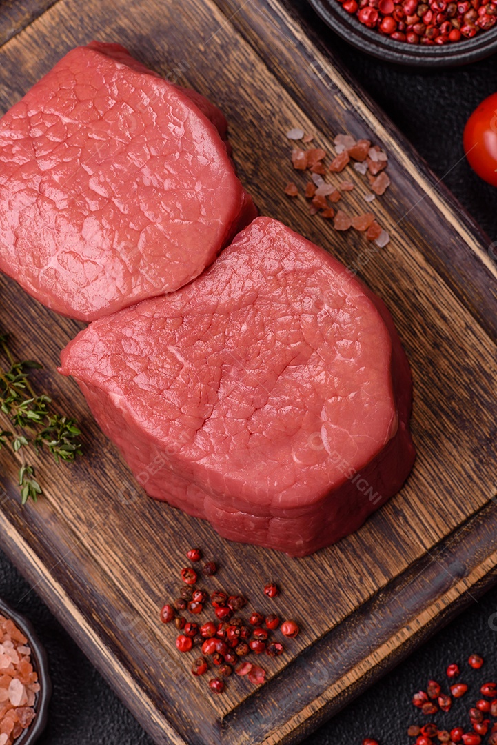Carne bovina crua cortada em tiras Tomates cereja Sal rosa do Himalaia Pimenta em grãos