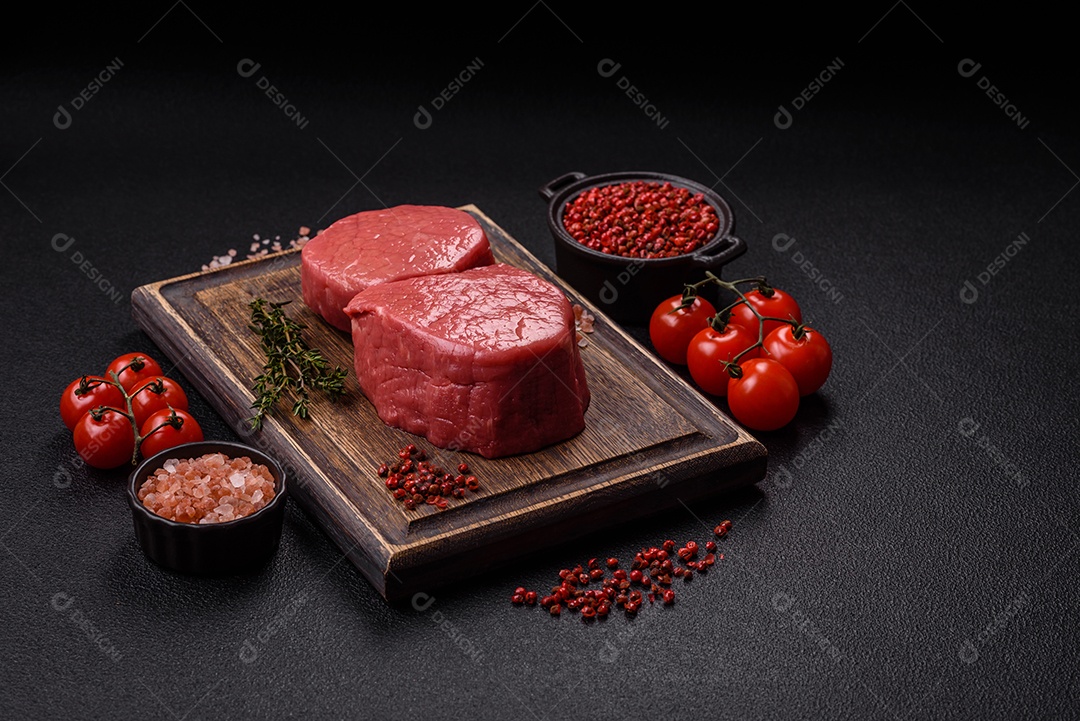 Carne bovina crua cortada em tiras Tomates cereja Sal rosa do Himalaia Pimenta em grãos