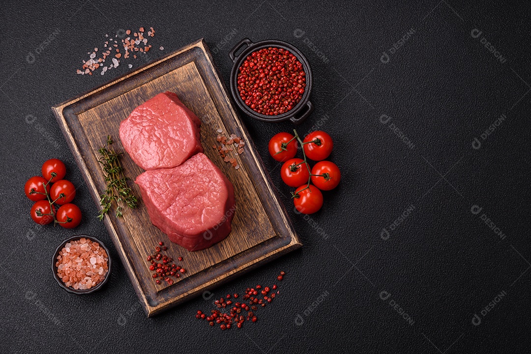 Carne bovina crua cortada em tiras Tomates cereja Sal rosa do Himalaia Pimenta em grãos