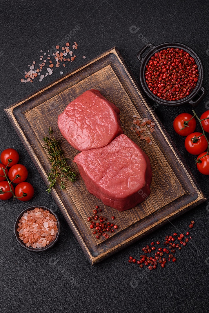 A imagem mostra dois pedaços de carne vermelha crua, que parecem ser filés, provavelmente de Filé Mignon