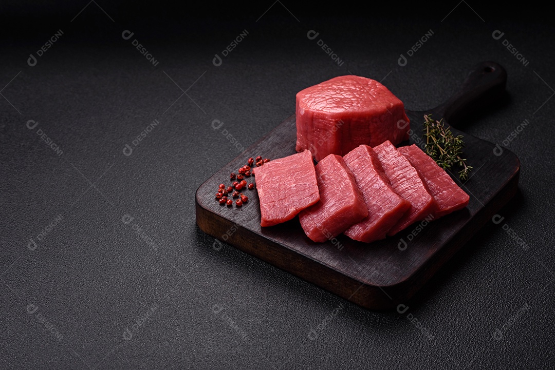 Carne bovina crua cortada em tiras Tomates cereja Sal rosa do Himalaia Pimenta em grãos