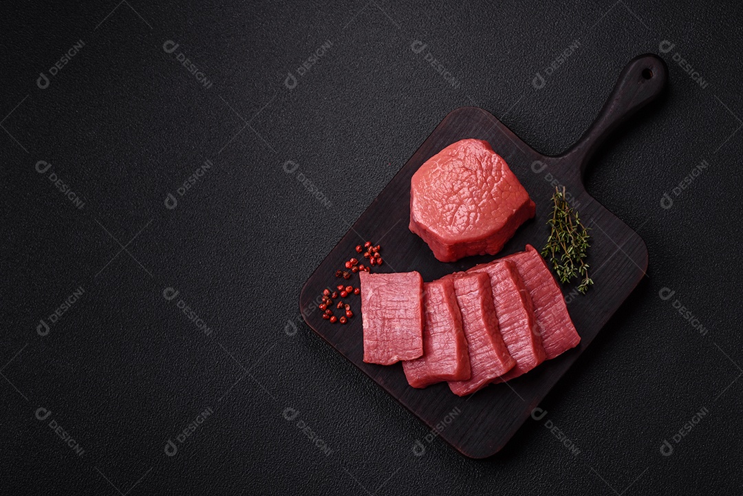 Carne bovina crua cortada em tiras Tomates cereja Sal rosa do Himalaia Pimenta em grãos