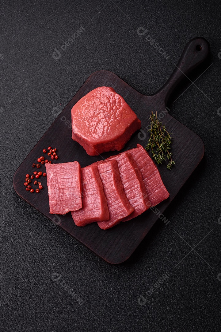 Carne bovina crua cortada em tiras Tomates cereja Sal rosa do Himalaia Pimenta em grãos