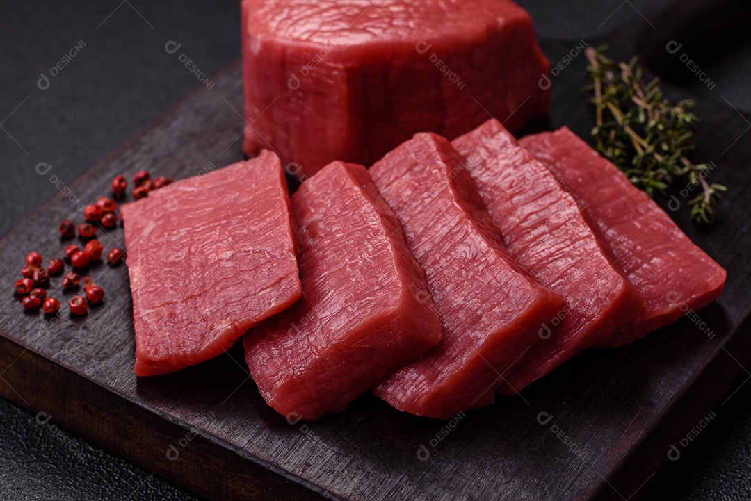 Carne bovina crua cortada em tiras Tomates cereja Sal rosa do Himalaia Pimenta em grãos