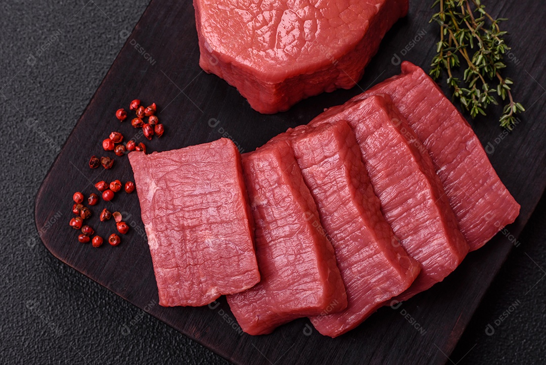 Carne bovina crua cortada em tiras Tomates cereja Sal rosa do Himalaia Pimenta em grãos