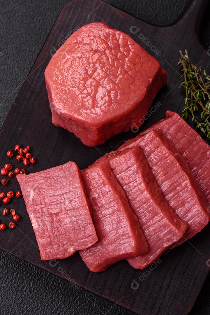 Carne bovina crua cortada em tiras Tomates cereja Sal rosa do Himalaia Pimenta em grãos