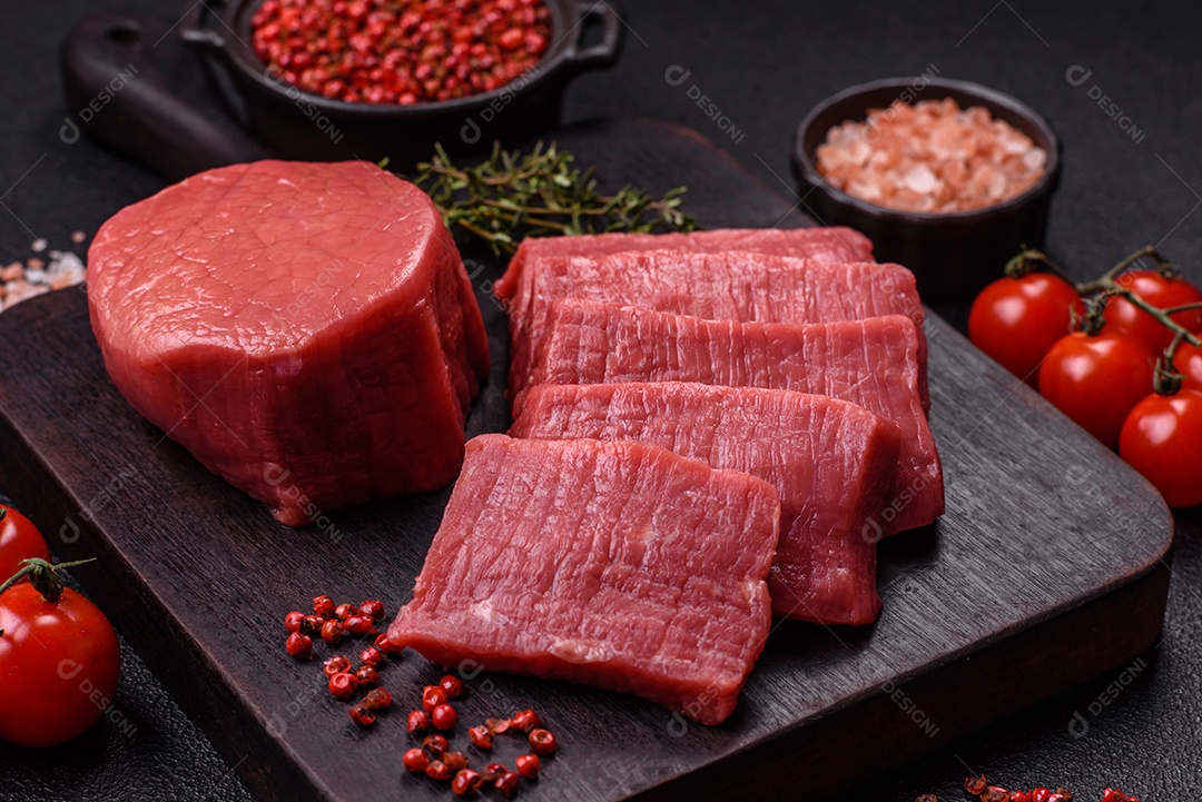 Carne bovina crua cortada em tiras Tomates cereja Sal rosa do Himalaia Pimenta em grãos