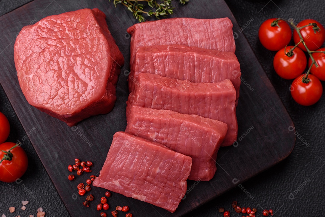Carne bovina crua cortada em tiras Tomates cereja Sal rosa do Himalaia Pimenta em grãos