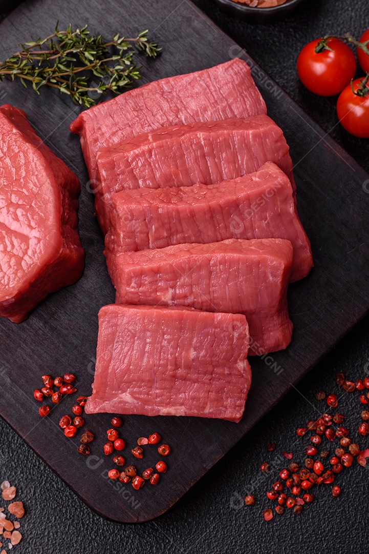Carne bovina crua cortada em tiras Tomates cereja Sal rosa do Himalaia Pimenta em grãos