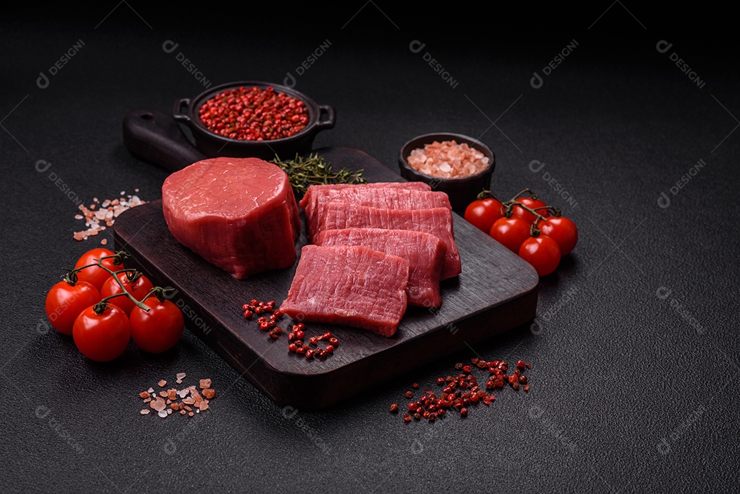 Carne bovina crua cortada em tiras Tomates cereja Sal rosa do Himalaia Pimenta em grãos