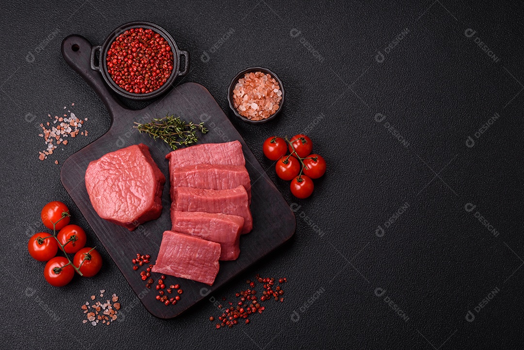 Carne bovina crua cortada em tiras Tomates cereja Sal rosa do Himalaia Pimenta em grãos
